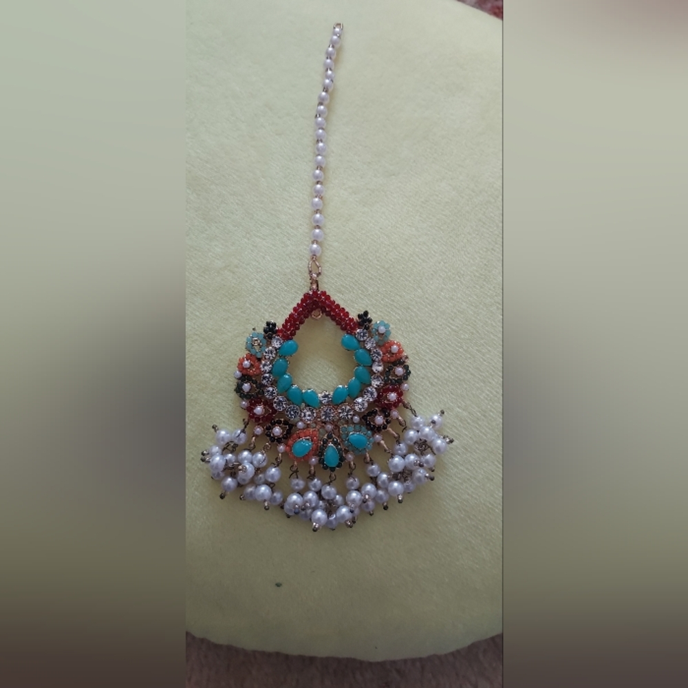 Indian headpiece (tikka/bindi)